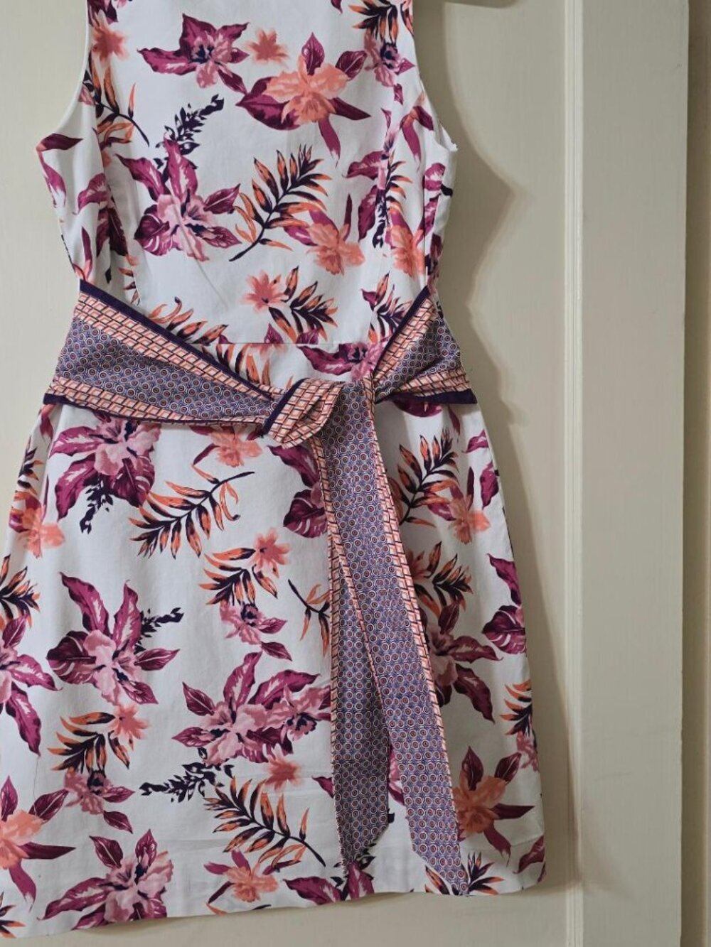 8 Tahari Sleeveless Shift Dress Round Neck & Tie-waist Floral purple-pink-peach